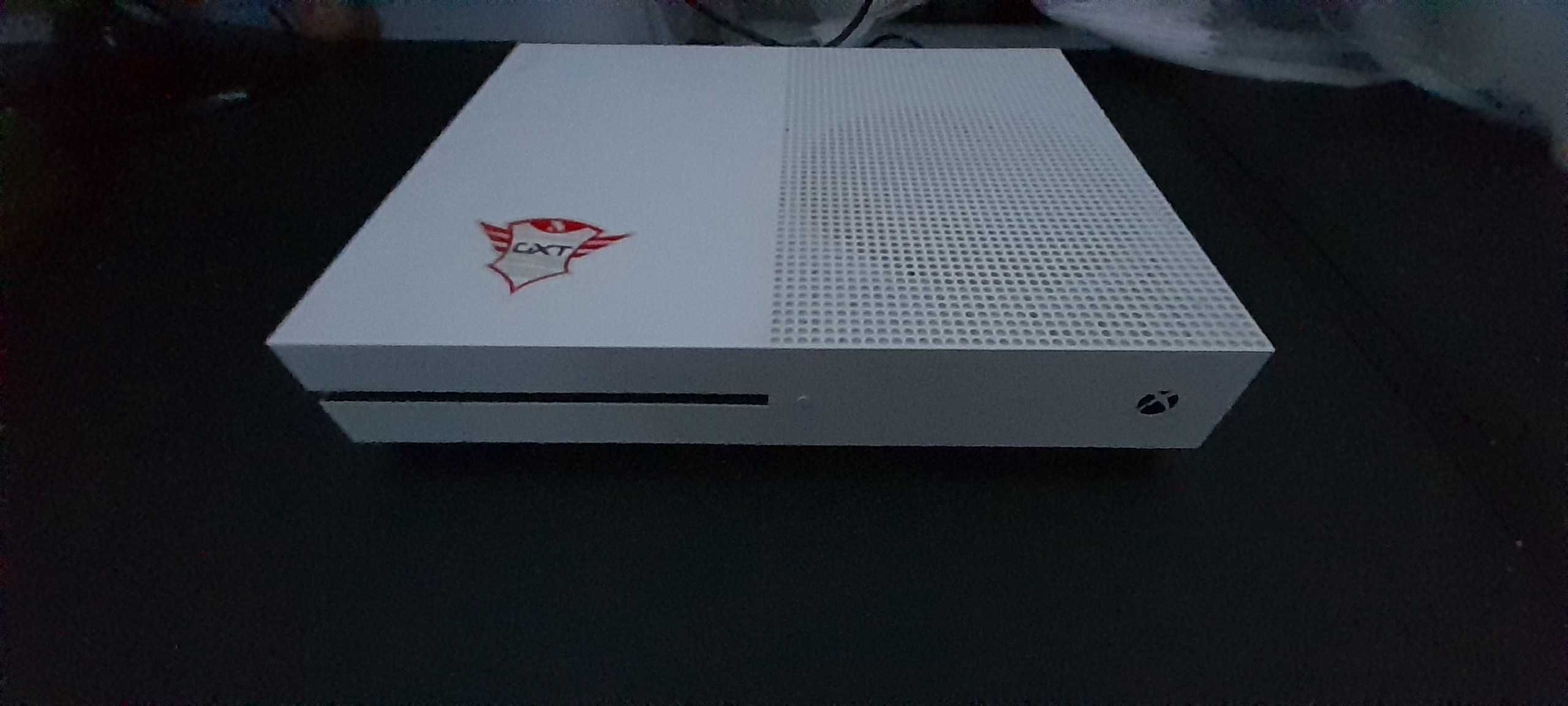 Xbox one S + 2 pady + 6 gier