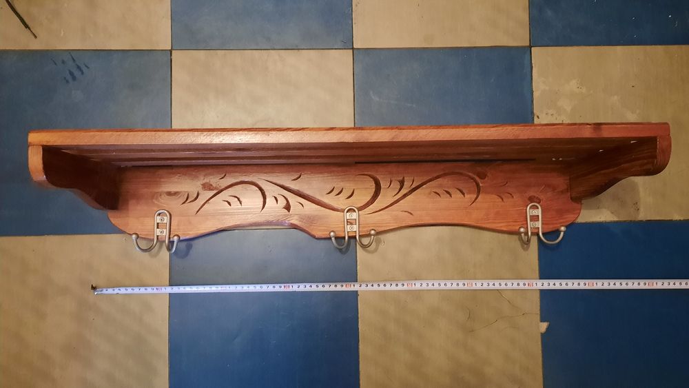 Вешалка резная деревянная с хорошими  крючками