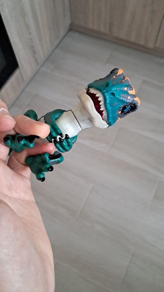 Интерактивная игрушка Fingerlings Динозавр Фури 12 см,игрушка на палец