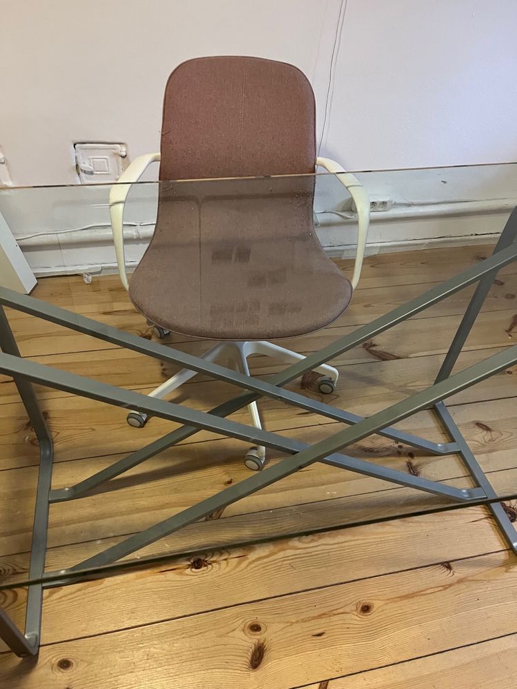 Biurko ze szklanym blatem (Ikea)