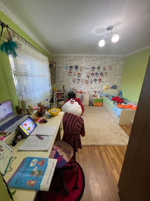 Продається будинок з земельною ділянкою.