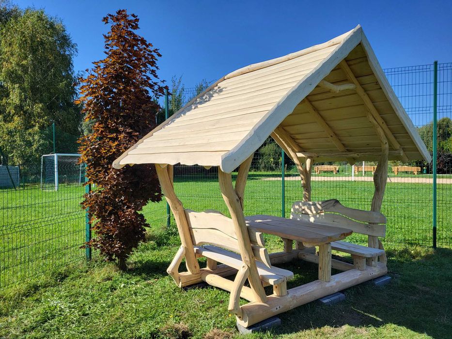 Piękna solidna altana , altanka szałas z bali , meble ogrodowe