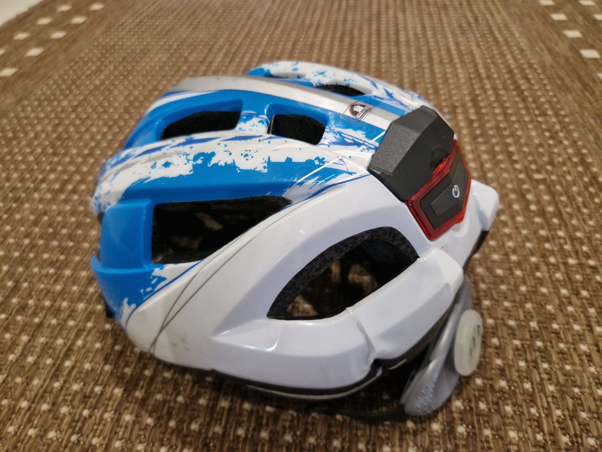 Kask rowerowy, młodzieżowy, wiek około 10-12 lat