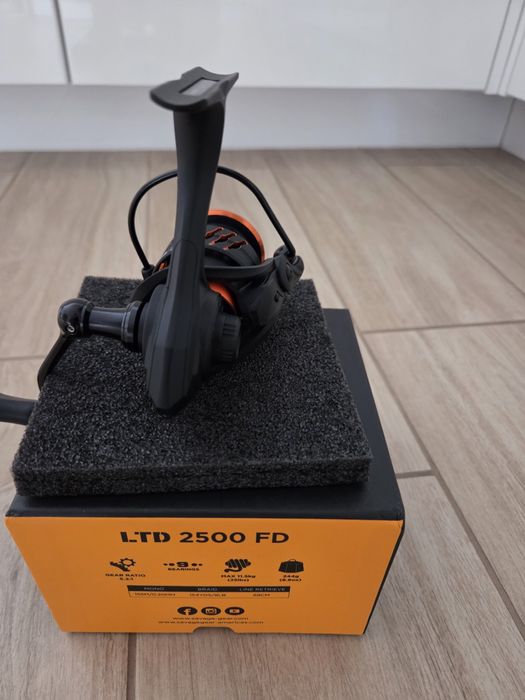 Kołowrotek spiningowy Savage Gear  Orange