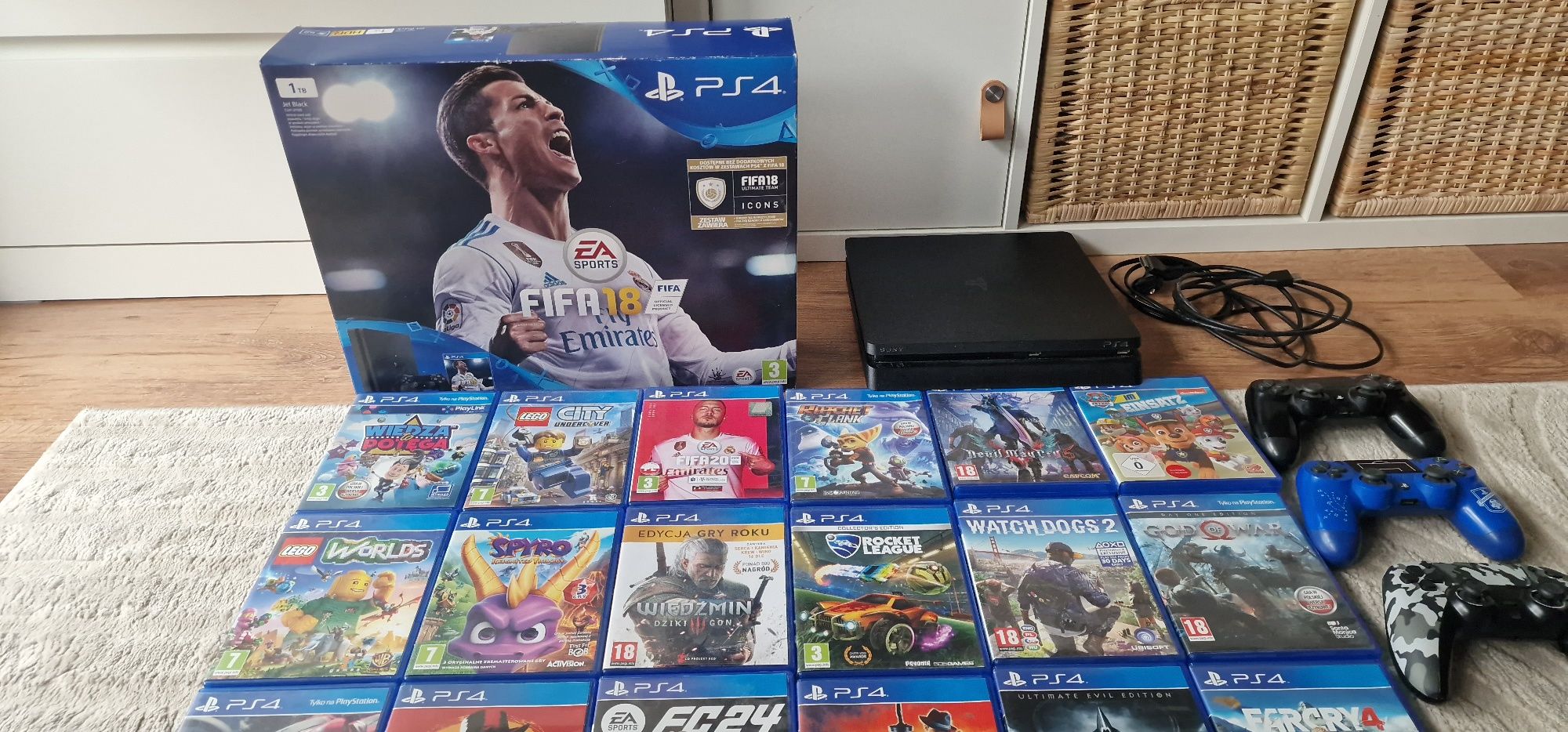 Konsola ps4 +3 pady