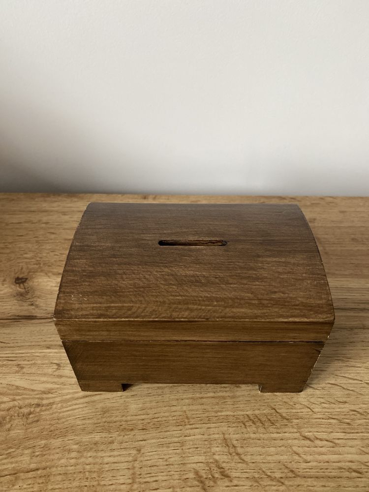 Drewniana szkatułka skarbonka