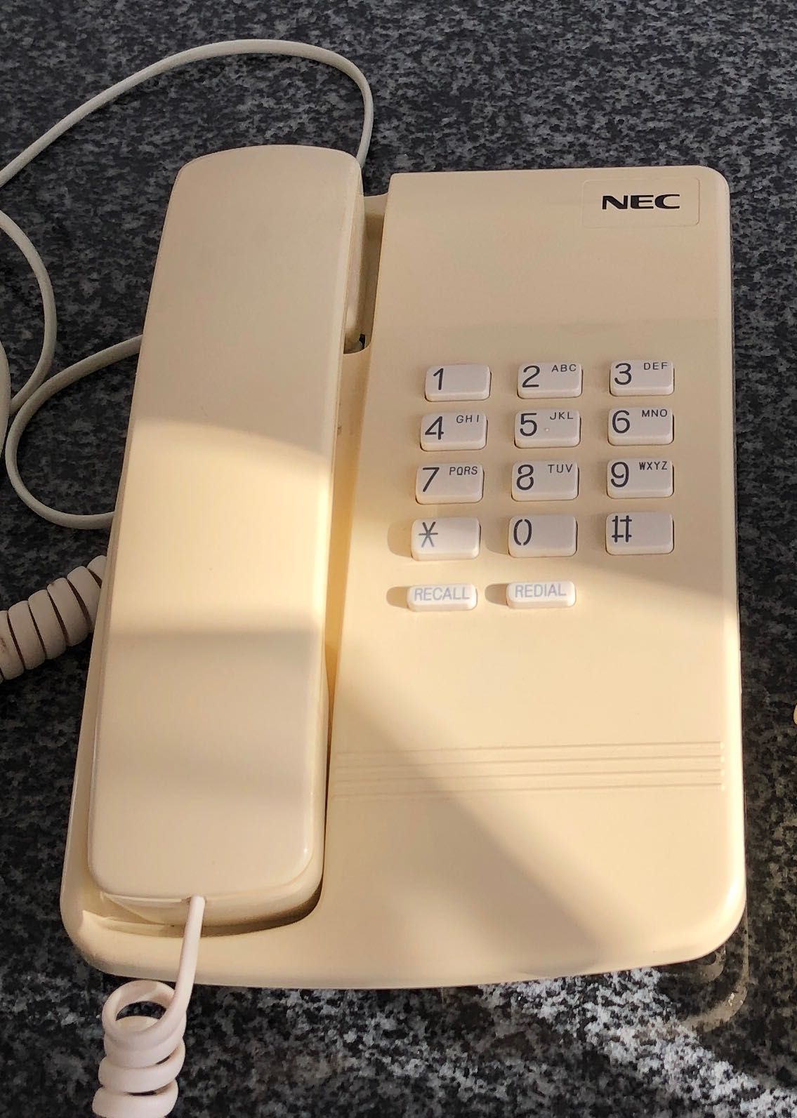2 telefones fixos NEC