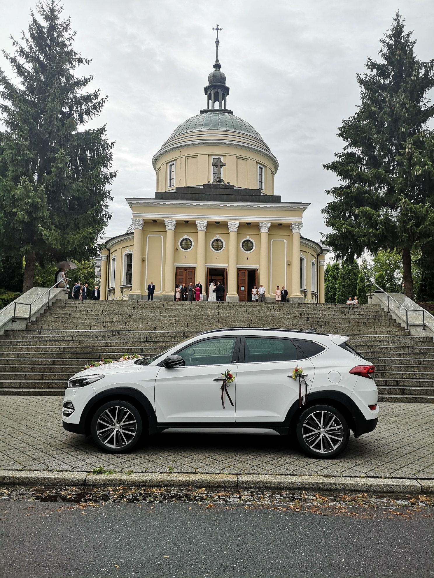 Biały Hyundai Tucson auto do ślubu