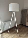 Lampa stojąca biała