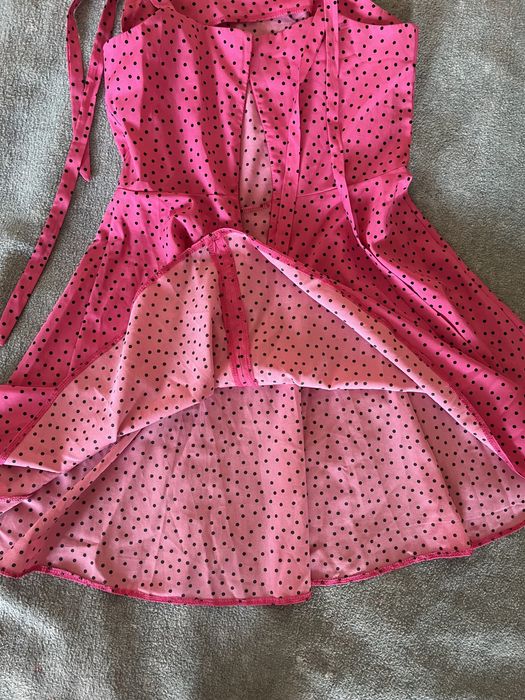 Літня сукня яскраво рожевого кольору