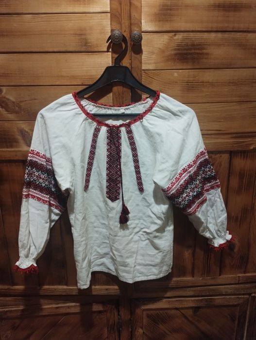 Продам вишиванку на  дівчинку