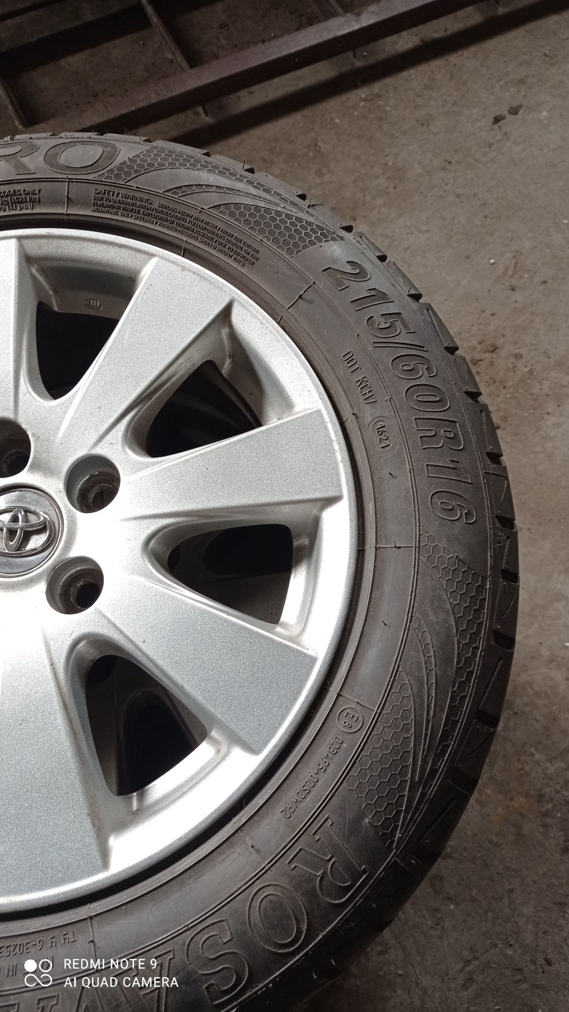 Оригінальні діски з шинами на Toyota 215/60R 16