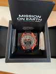SO33O100 Omega x Swatch Lava Płynne Życie Planety
