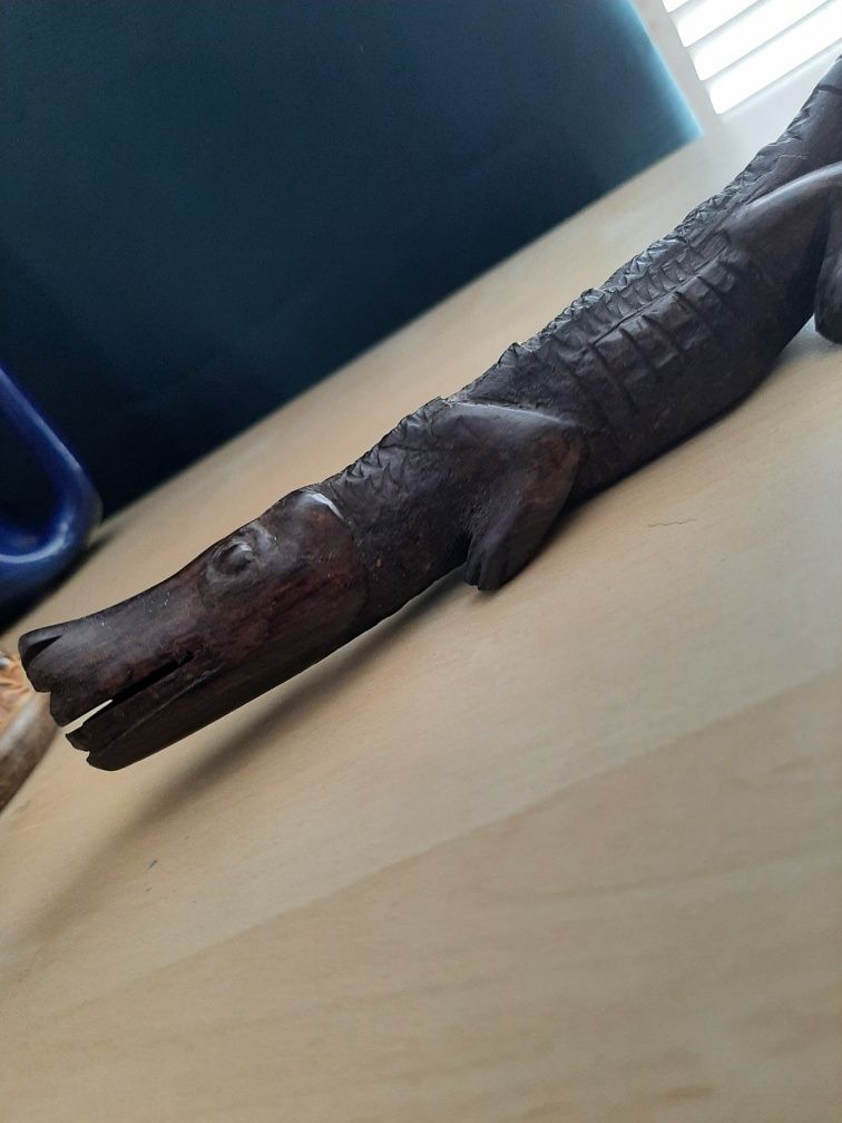 Crocodilo em ébano
