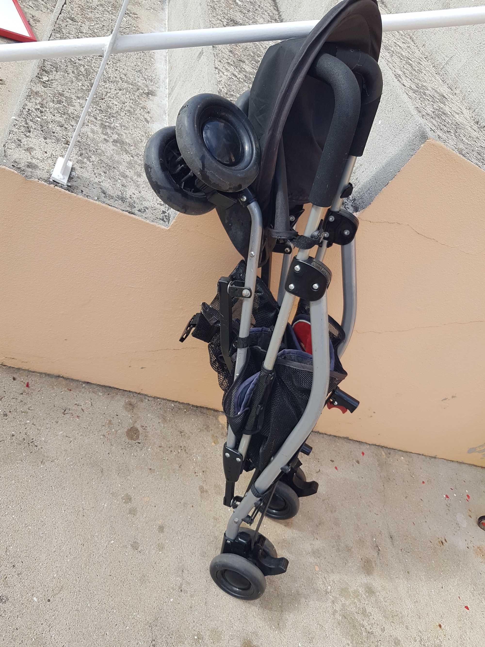 Carrinho de passeio preto e leve