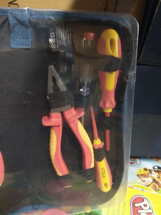 Nowy komplet narzędzi elektrycznych śrubokręty kombinerki