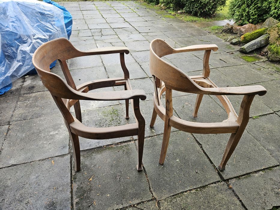 Dwa stare antyczne fotele debowe