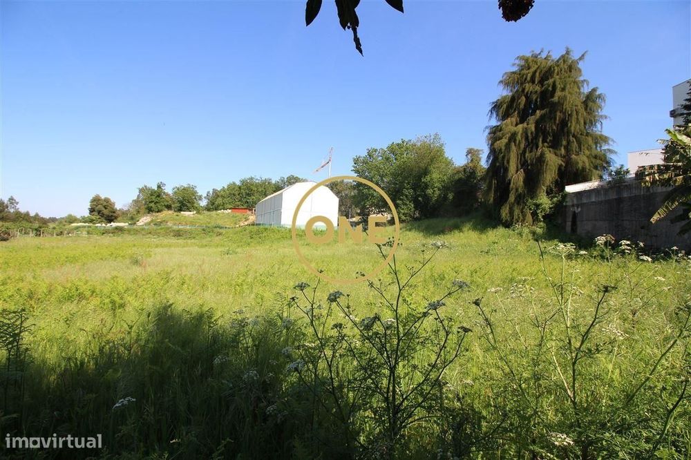 Terreno de construção com cerca de 4800m2 em Areias Santo Tirso para v