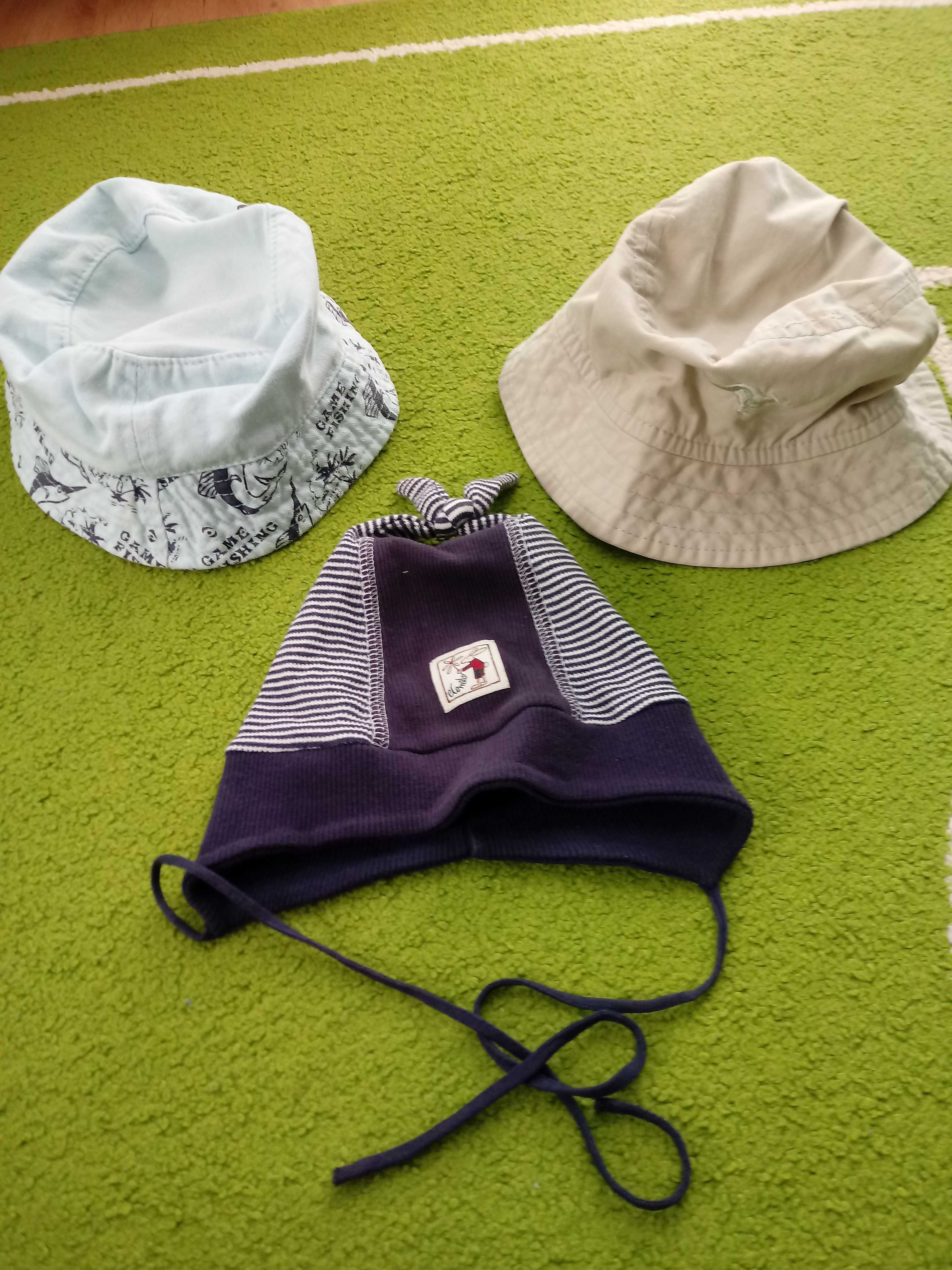 czapki z daszkiem, kapelusze i apaszki