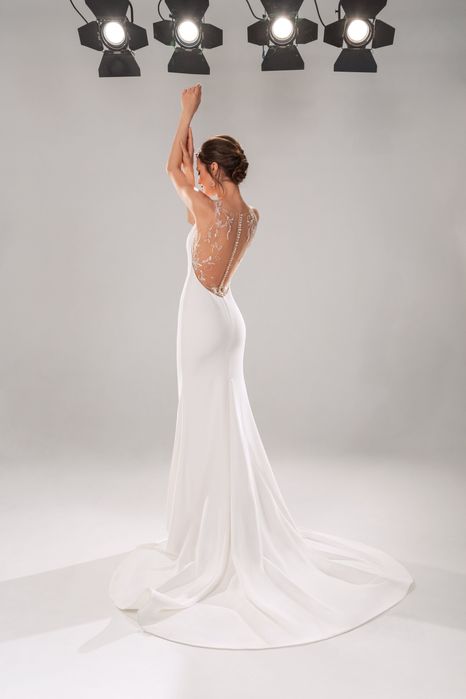 Весільна сукня силуетна з відкритою спиною