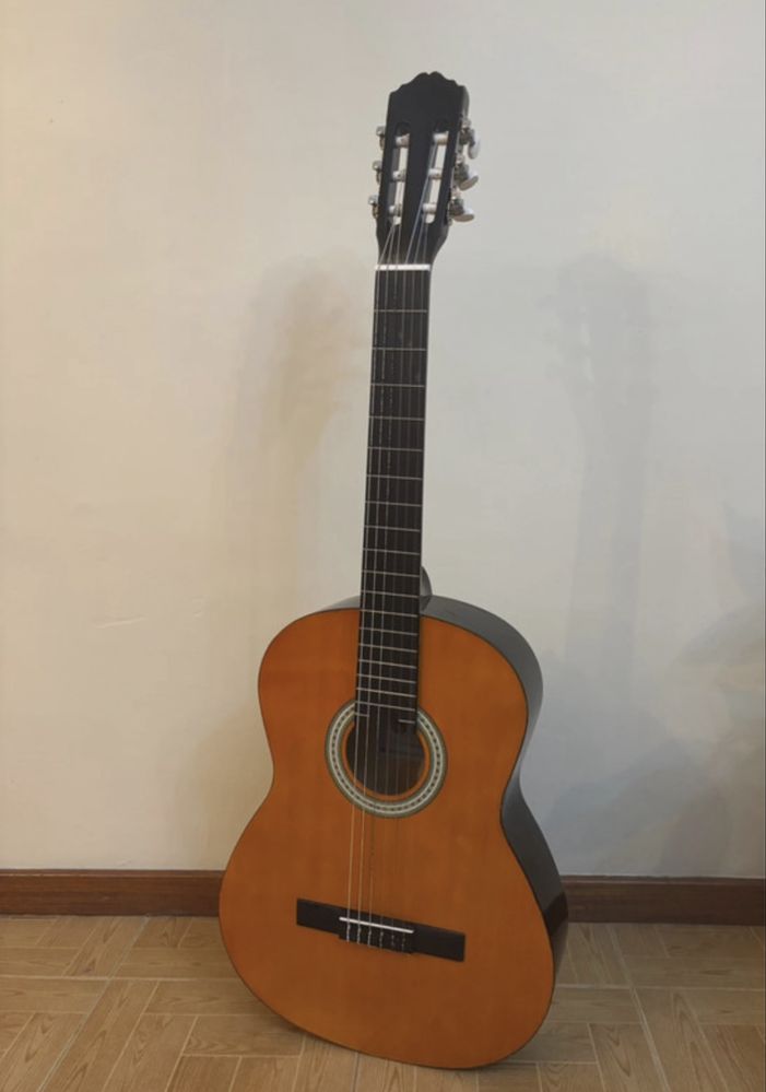 Kit - Guitarra Clássica + apoio de pé + afinador digital e 2 pestanas