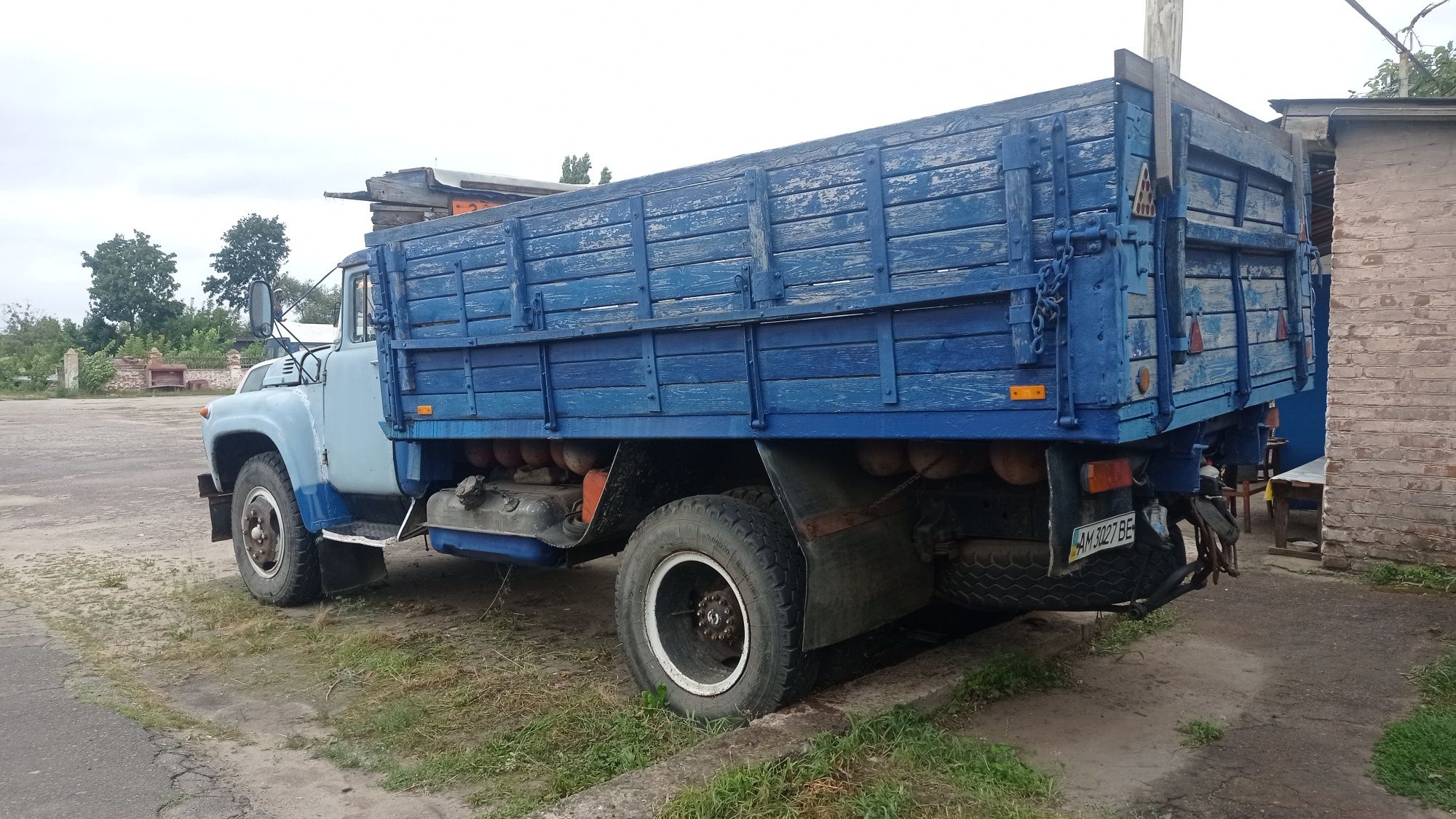 ЗІЛ 130 на ходу на хорошій резині