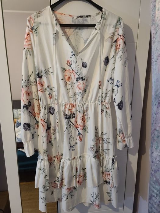 Sukienka biała w kwiaty