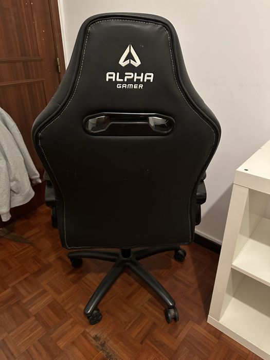 Cadeira gaming preta em bom estado