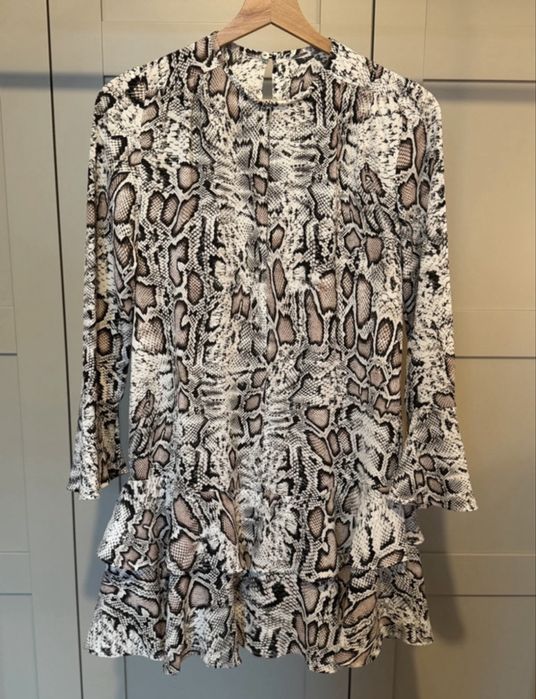 Piękna wiosenna sukienka w wężowy wzór