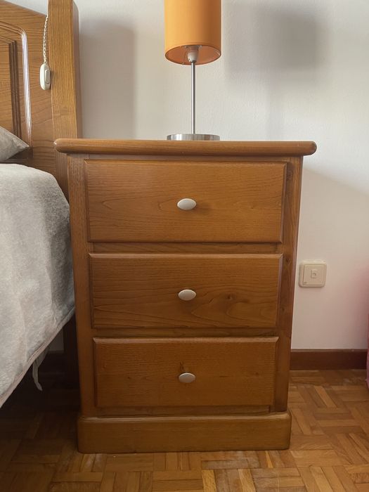 Vendo estrutura cama + colchao + 2 mesas de cabeceira + comoda