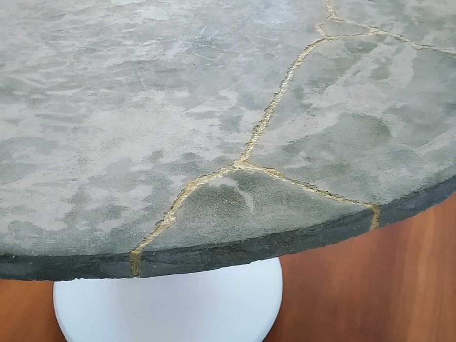 Mesa tulipa redonda | base em pedestal branco e topo em betão kintsugi