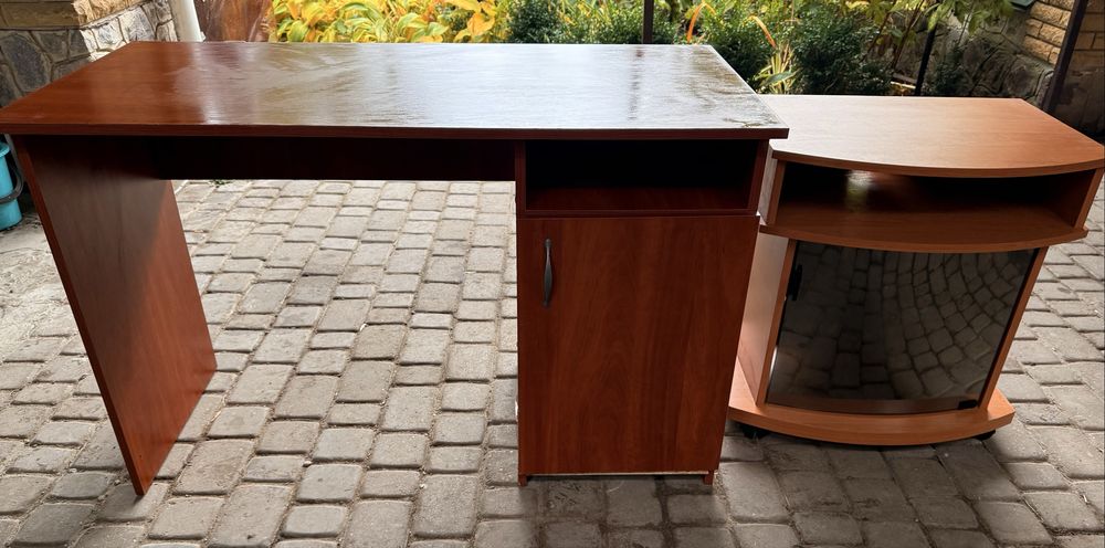 Продам письмовий стіл та тумбу під ТВ б/у в гарному стані.