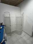 Biombo, manequim, e cama