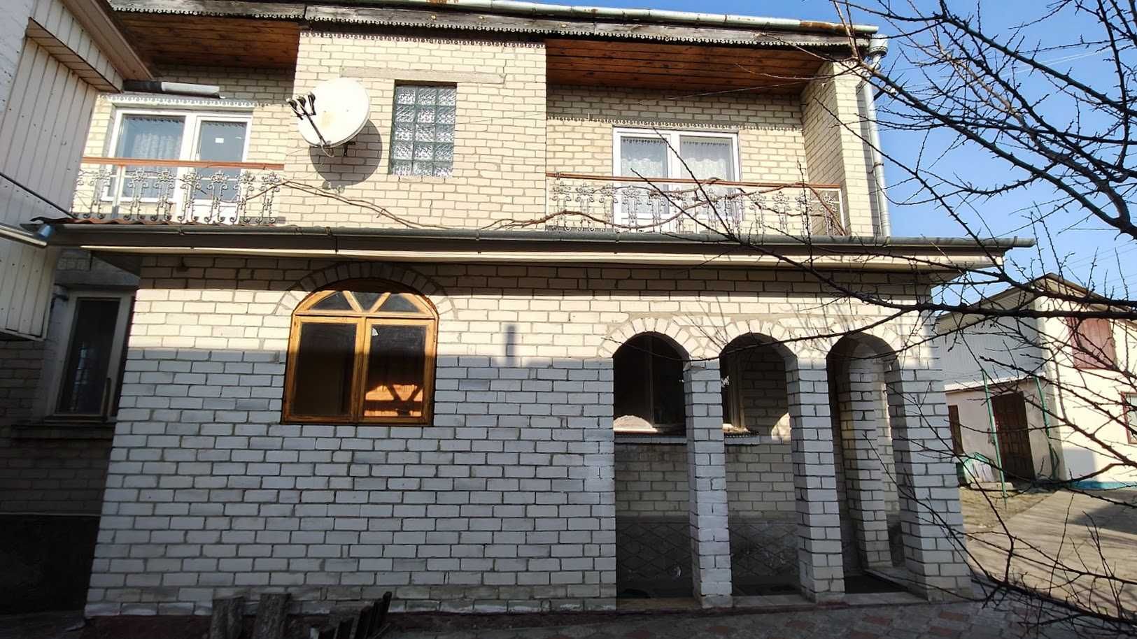 Цегляний будинок для дружної родини в чудовому зручному місці!