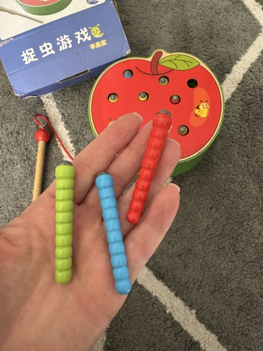 Рибалка дерев’яна магнітна яблоко з червʼяками розвиваюча іграшка