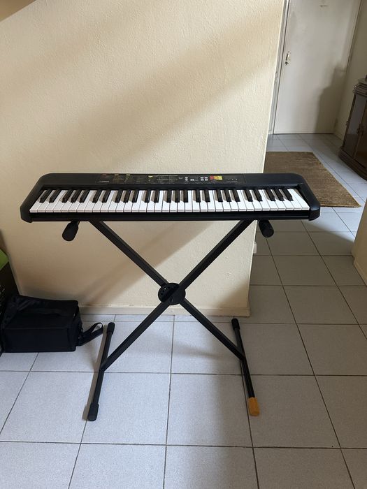 Piano Yamaha e suporte