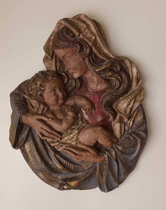 Peça Mãe com menino ao colo