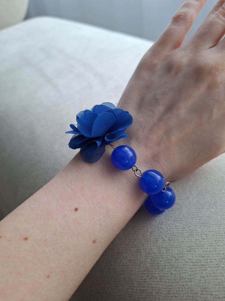 Niebieska bransoletka z kwiatkiem