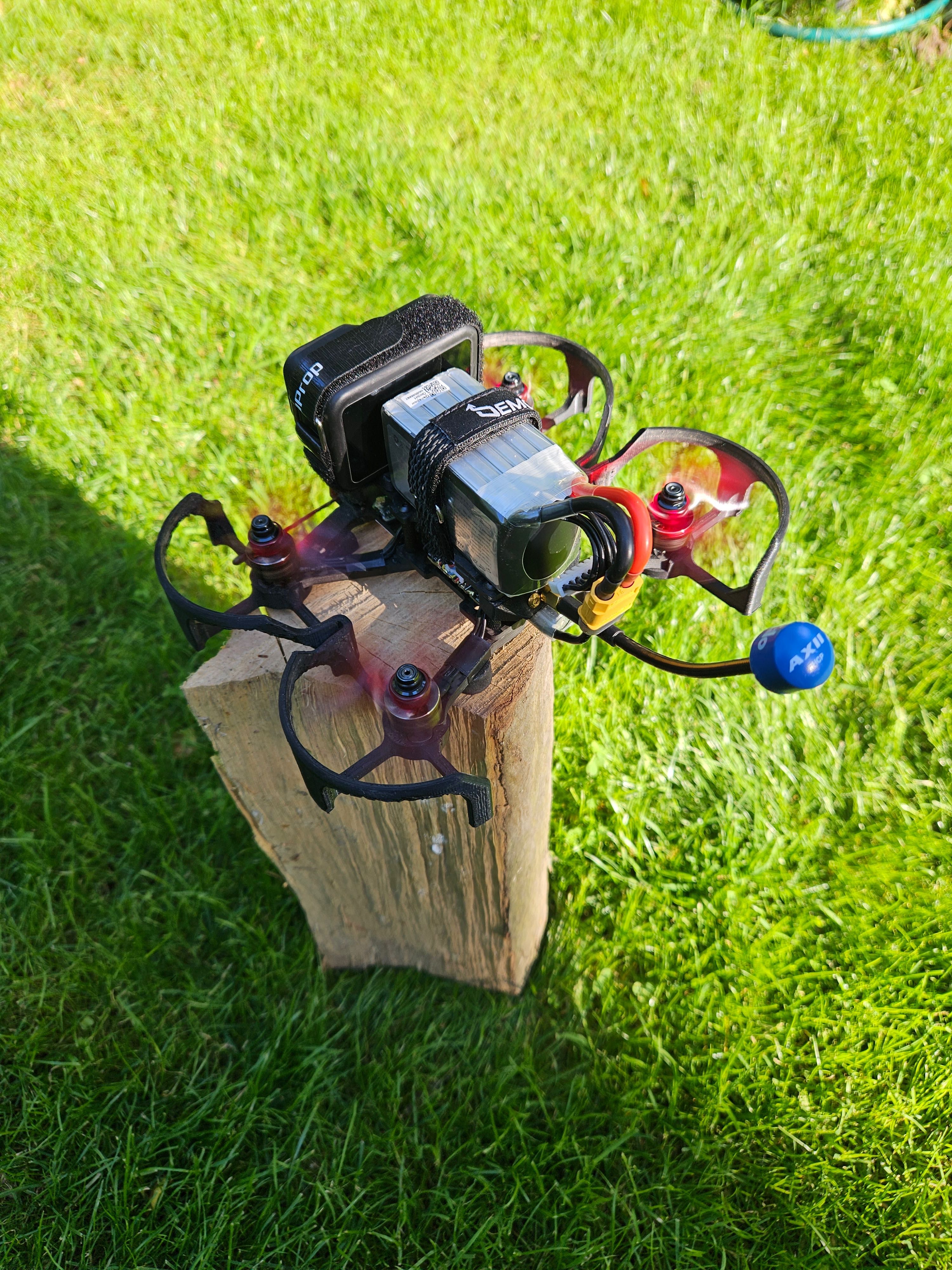 Dron FPV Cinewhoop na ramie Ethix Cinerat i topowych częściach.