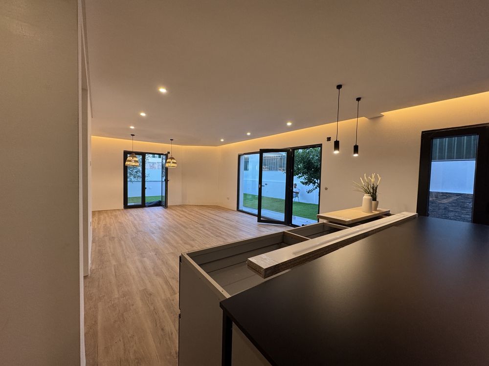 Moradia T4 nova com Jacuzzi, jardim privado e acabamentos de luxo