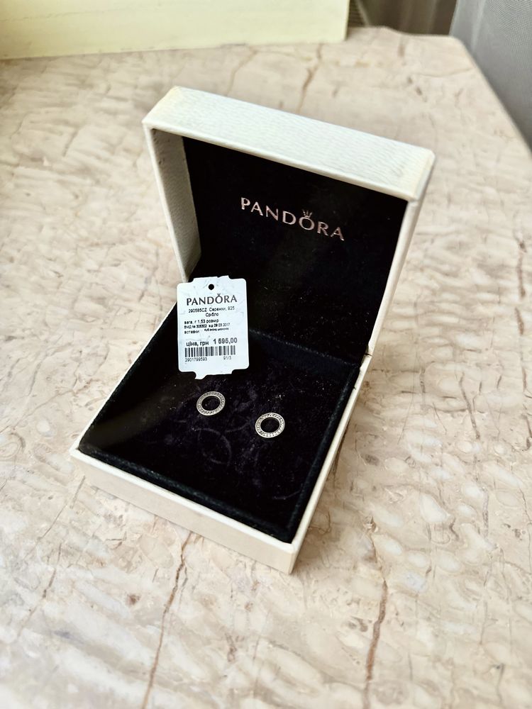 Срібні сережки Pandora, їх класична колекція