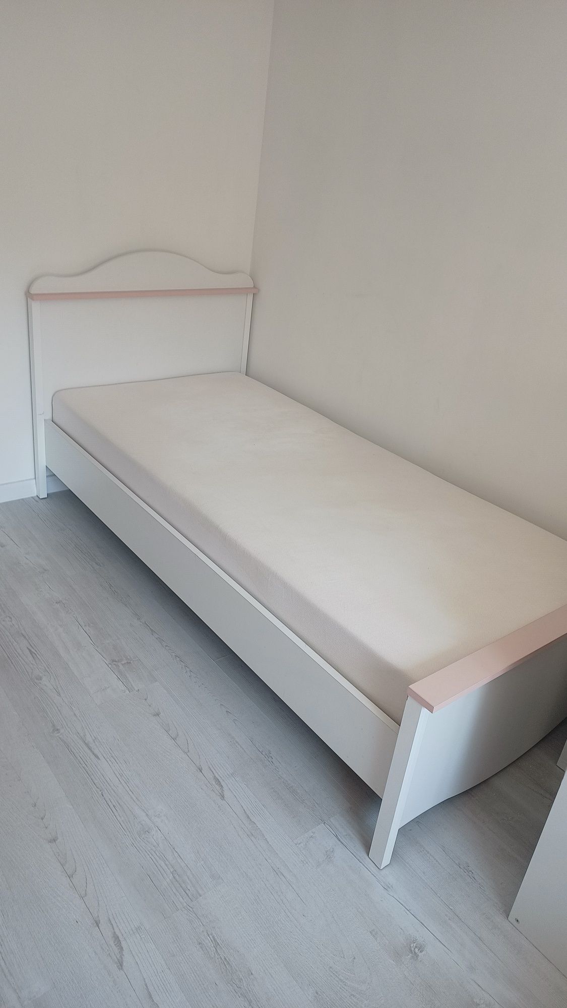 Łóżko dziecięce MIA MI08 90x200 stelaż, materac, pokrowiec Agata Meble