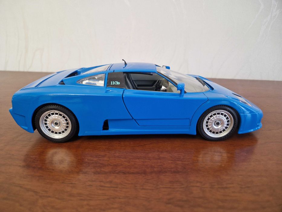 Лот №24 . Bugatti EB110. 1/18.Bburago
