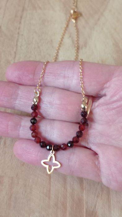 Naszyjnik, choker z kamienia z zawieszką koniczyną marokańską, prezent