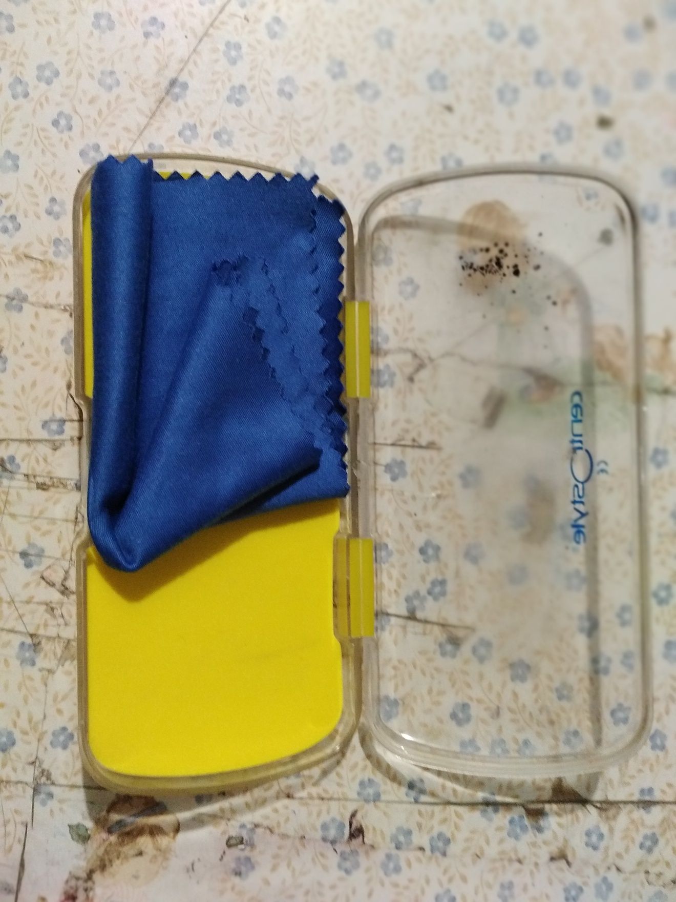 Vendo caixas de óculos bom estado