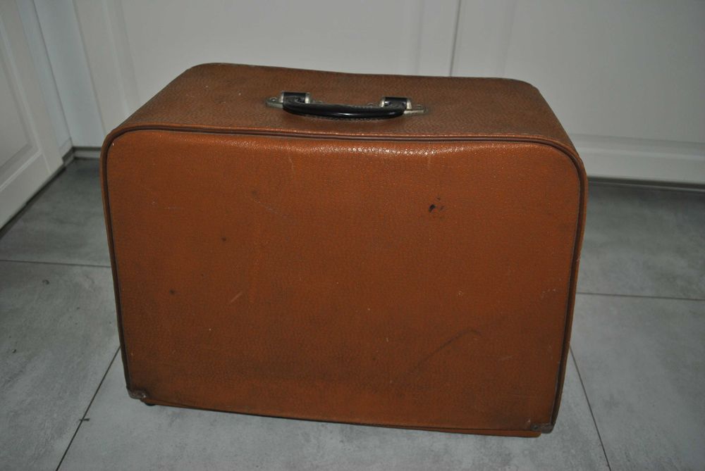 Maszyna do szycia Predom Łucznik 432 z silnikiem  stan nieznany