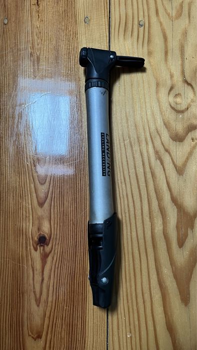 Pequena bomba de ar manual para bicicletas