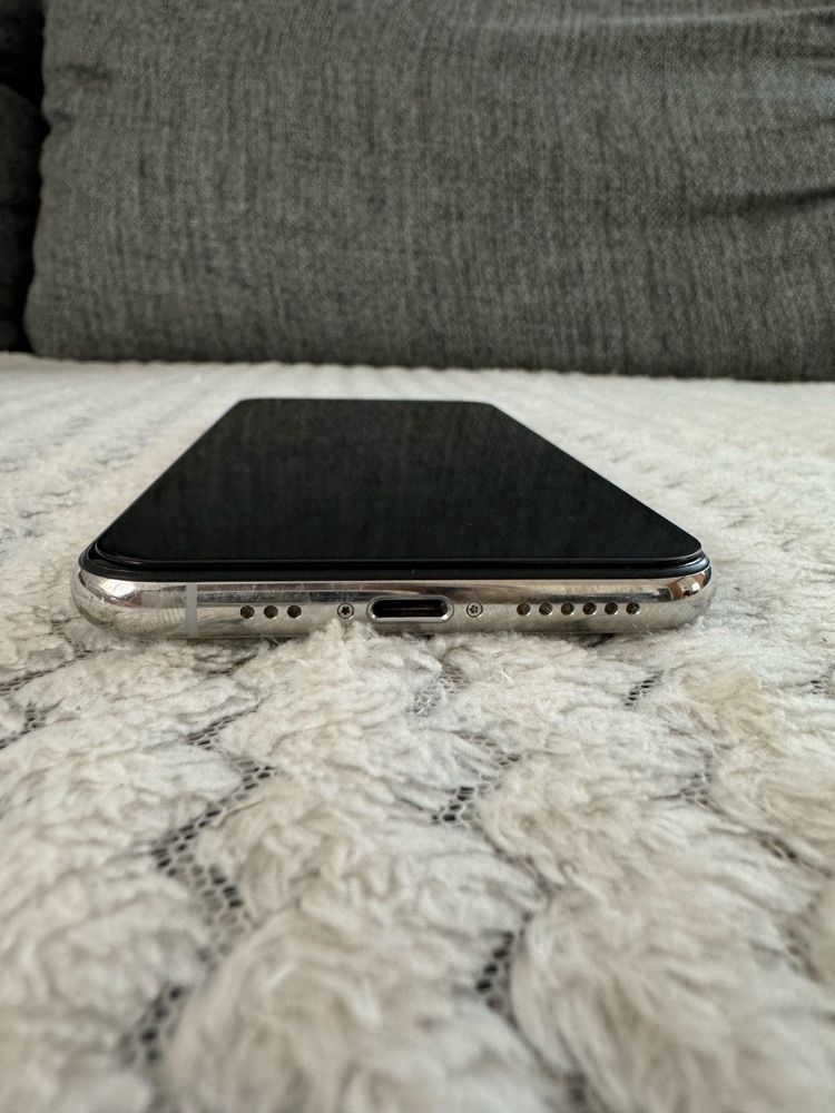 IPhone XS z pudełkiem i ładowarką