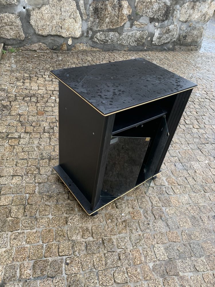 Vendo movel t v muito pratico com rodas