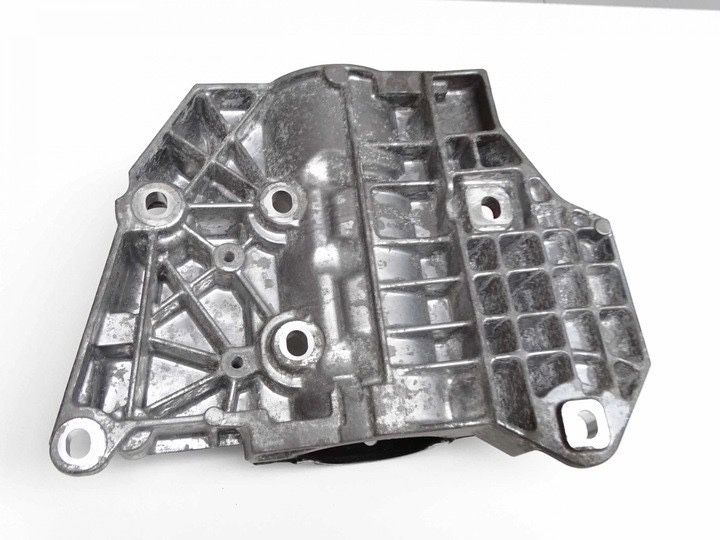 Продам кронштейн полуоси на Range Rober Evogue